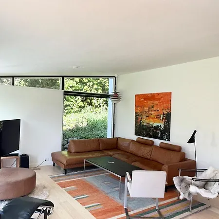 Spacious With Beautiful Garden And Terrace