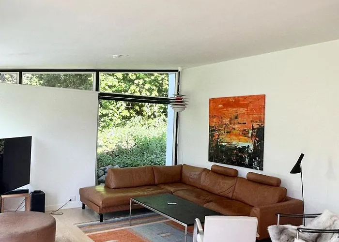 Spacious With Beautiful Garden And Terrace
