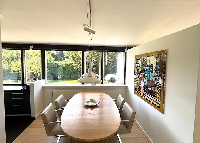 Villa Spacious With Beautiful Garden And Terrace
